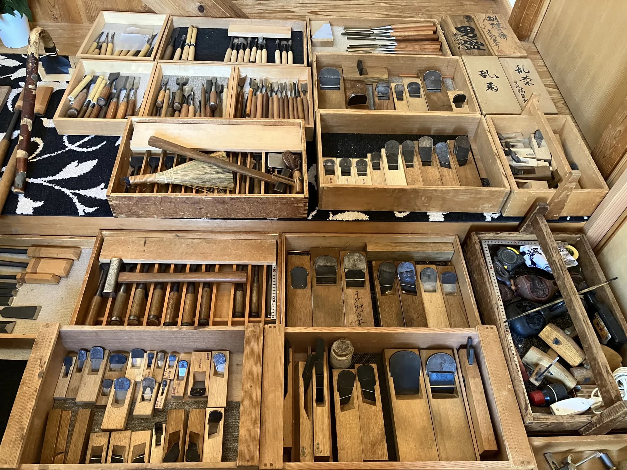 木箱に並ぶ宮大工の手道具